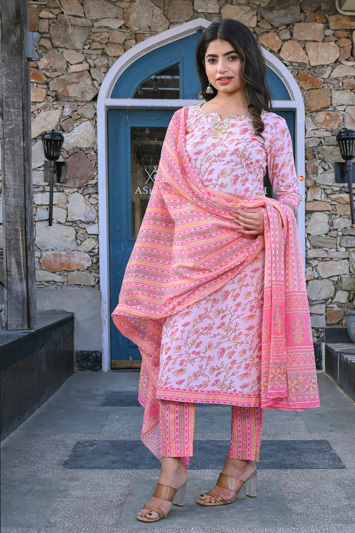 Elegant Cotton Kurta Set with Sweetheart Neckline