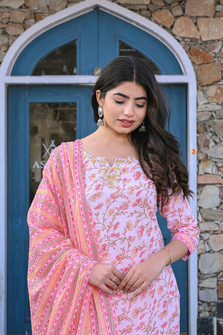 Elegant Cotton Kurta Set with Sweetheart Neckline